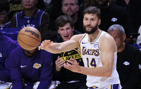 开云登录入口-关键卡位战！5连胜湖人挑战火箭 除克莱伯外其余人均可以出战！