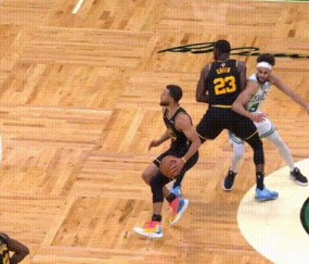 开云-遭遇垫脚+被压左腿 肉搏大战令库里伤痕累累